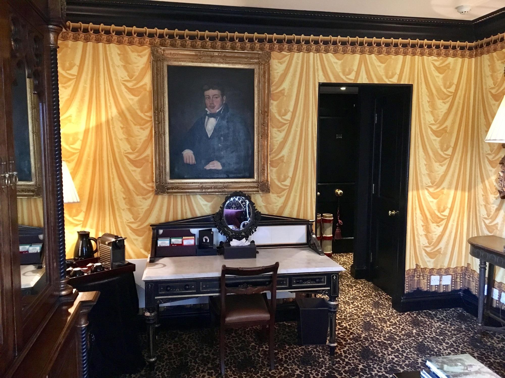 Отель Prestonfield House